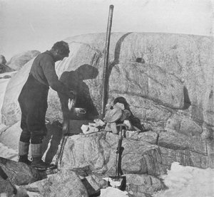 Forde Cooking Seal-Fry no fogão de gordura, em Cape Roberts, c1911, 1913