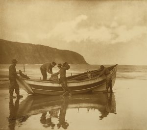 Beaching the Gratitude, c.1890 (impressão de prata gelatina com tonalidade) de Frank Meadow Sutcliffe