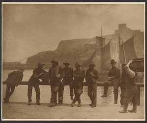 [Pescadores de Whitby na vedação do cais]. de Frank Meadow Sutcliffe