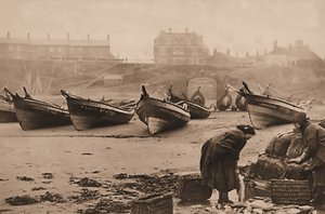 Mulheres carregando peixe nos cestos dos barcos de pesca, Whitby Harbour