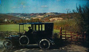 Autocromo a cores antigo, cerca de 1916. Homem num carro, talvez o fotógrafo em Inglaterra,... de Franklin Price Knott