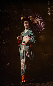 Mulher japonesa segurando guarda-sol e vestindo quimono, autocromo colorido antigo, c.1916 (foto) de Franklin Price Knott