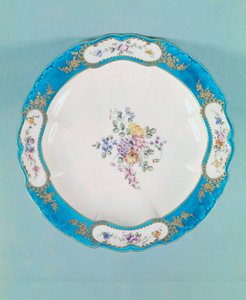 Prato decorado com motivos florais, Sevres (porcelana)