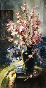 Flores de macieira e porcelana azul e branca sobre uma mesa