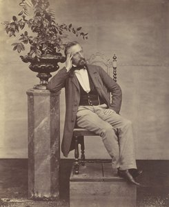 [Mathias Höusermann sentado com o cotovelo no pedestal segurando um vaso de flores], décadas de 1850-60. de Franz Antoine