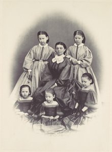 [Retrato de uma mulher sentada cercada por cinco meninas, sentadas e em pé], décadas de 1850-60.