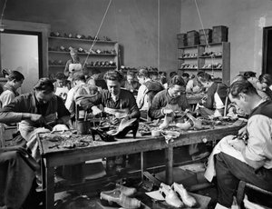 Artesãos trabalhando no estúdio de designer de calçados e fabricante Ferragamo em Palazzo Feroni, Florença, 1937 (placa de vidro)