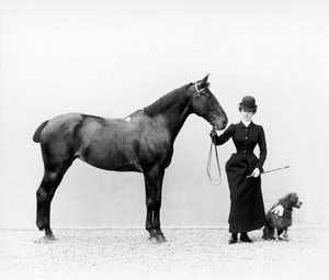 Retrato de Miss Walsh com um cavalo e uma miniatura de poodle em Villa di Montefonte, na área de Poggio Imperiale, em Florença, c.1890 (placa de vidro)