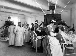 Vista de uma sala do Instituto Pellizzari, em Florença, usada para terapia fisioteradioterapêutica, 1905 (placa de vidro)