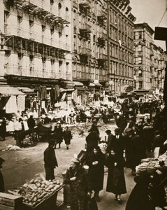 Mercado de rua na Orchard Street, Lower East Side, Nova York, EUA, início da década de 1930 de Frederick Bradley