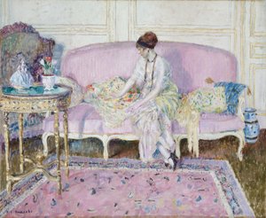 Mulher sentada num sofá no interior de Frederick Carl Frieseke