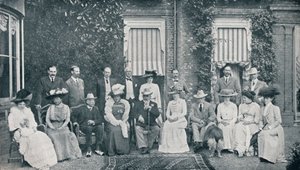 A festa da casa real em The Grove, Watford, residência de Lord Clarendon, em julho de 1909 1911 de Frederick Downer and Sons