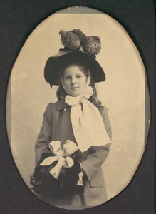 [Garota em traje de passeio com chapéu e regalo], década de 1890.