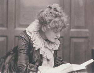 Fotografia de retrato de Ellen Terry (1847-1928) lendo, por Frederick Hollyer (1837-1933) (foto sépia)