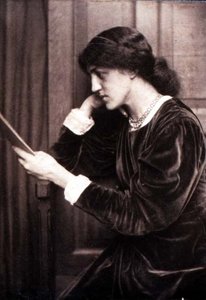 Fotografia de May Morris (1862-1938), filha de Jane Morris por Frederick Hollyer (1837-1933)