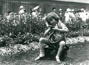 Um, jovem, menina, betty, segurando, um, oriental, indigo, cobra, enquanto, sentando, ligado, um, couro, tronco, londres, jardim zoológico, 1924 de Frederick William Bond