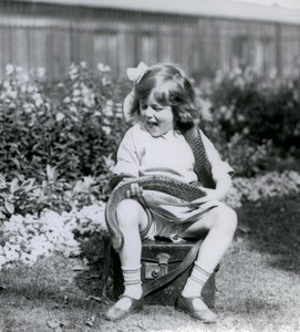 Um, jovem, menina, betty, segurando, um, oriental, indigo, cobra, enquanto, sentando, ligado, um, couro, tronco, londres, jardim zoológico, 1924 de Frederick William Bond