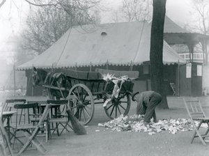 Limpeza após um feriado bancário no Jardim Zoológico de Londres em 1924 (foto a p/b) de Frederick William Bond