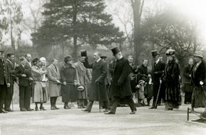 Rei George V, levantando o chapéu para as multidões na frente de sua comitiva, durante uma visita ao Zoológico de Londres para abrir oficialmente o Aquário, em abril de 1924 de Frederick William Bond