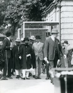 Sir Peter Chalmers Mitchell, com o regente etíope Haile Selassie e sua comitiva, o zoológico de Londres, 1924 de Frederick William Bond