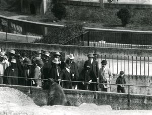 Sir Peter Chalmers Mitchell, com o regente etíope Haile Selassie e sua comitiva, vendo um urso pardo no Mappin Terraces, London Zoo, 1924 de Frederick William Bond