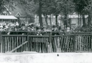 O rei da Itália, Victor Emmanuel III, visitando o zoológico de Londres em 1924 de Frederick William Bond