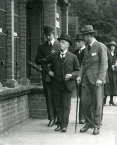 O rei da Itália, Victor Emmanuel III, visitando o zoológico de Londres em 1924 de Frederick William Bond