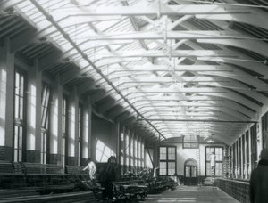 A Casa do Leão com cinco homens trabalhando em sua manutenção, London Zoo, 1926 de Frederick William Bond
