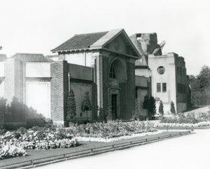 A Casa do Réptil no Jardim Zoológico de Londres em 1928 com canteiros de flores formais ao longo dos caminhos para a entrada (foto a p/b) de Frederick William Bond