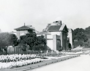 A Casa do Réptil no Jardim Zoológico de Londres em 1928 com canteiros de flores formais ao longo dos caminhos para a entrada, o Jardim Zoológico de Londres de Frederick William Bond