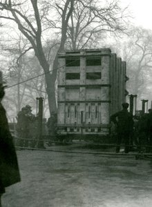 Transporte feminino elefante asiático Lukhi, em uma caixa de madeira, zoológico de Londres, 1923 de Frederick William Bond