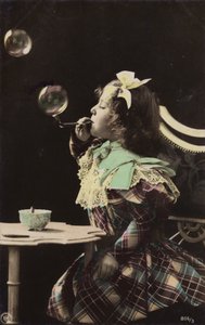 Uma menina soprando bolhas de um cano (foto matizada) de French Photographer