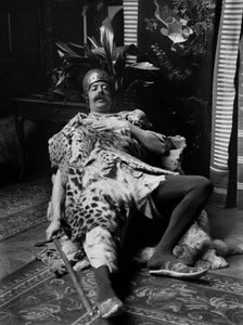 Um homem vestido de peles de tigre, capacete e um espadachim na mão, mesmo teatralmente a morte do guerreiro, na Abadia de Septfontaines, perto de Bourmont en Haute Marne. Fotografia de finais do século XIX. Coleção Ducos. de French Photographer