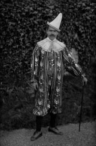Um homem posando com um traje de palhaço, na Abadia de Septfontaines, perto de Bourmont en Haute Marne. Fotografia de finais do século XIX. Coleção Ducos. de French Photographer
