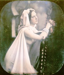 Uma mulher ajoelhada em uma cadeira orando, 1850 (daguerreótipo estereoscópico colorido à mão)