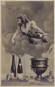 Uma jovem mulher emergindo do vapor de uma terrina de sopa (fotolivagem) de French Photographer