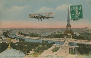 Avião circulando ao redor da Torre Eiffel, em Paris, França. Postal enviado em 1913. de French Photographer