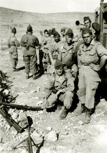 Guerra da Argélia: jovens soldados franceses em Jebel por volta de 1960 de French Photographer
