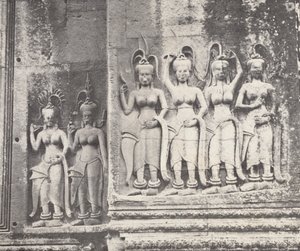 Esculturas de Apsara em Angkor Wat, Camboja (fotografia a preto e branco) de French Photographer