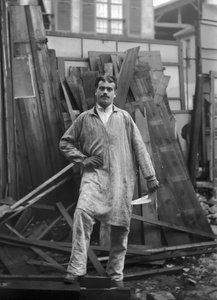 Artisan em roupas de trabalho, empregado na restauração da Abadia de Septfontaines, perto de Bourmont em Haute-Marne (Haute Marne), por volta de 1880. Coleção Ducos. de French Photographer