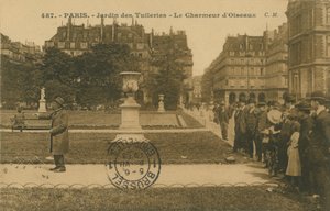 Encantador de pássaros no Jardin des Tuileries, Paris. Postal enviado em 1913. de French Photographer