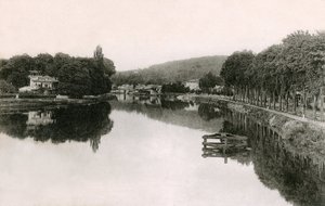 Bougival (Yvelines - 78 - Ile de France): bancos do Sena vistos da ponte pedonal, no início do século XX (foto a p/b) de French Photographer
