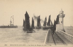 Boulogne-sur-Mer, Le Sortie des Barques de peche (foto a p/b) de French Photographer