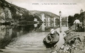 Cahors no início do século XX: pescadores de areia e seu barco no Lote, ponte de Val-entre (Valentre) de French Photographer