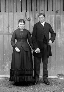 Casal no domingo para celebrar a primeira comunhão do filho, perto de Bourmont, em Haute-Marne (Haute Marne), por volta de 1880. Coleção Ducos. de French Photographer