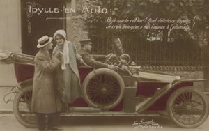 Casal com um carro (foto a cores) de French Photographer