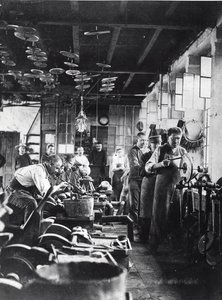 Cutlers at work in the workshop, França, final do século XIX (foto a p/b) de French Photographer