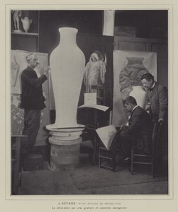 Oficina de decoração na fábrica de porcelana de Sevres, França (foto a p/b) de French Photographer
