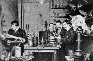 Diretores da Sociedade de Alquimia e Astrologia da França em seu laboratório, 1903 de French Photographer