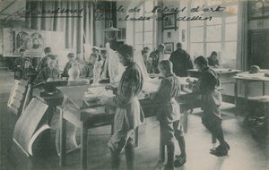 Aula de desenho em uma escola de arte, França. Postal enviado em 1913. de French Photographer